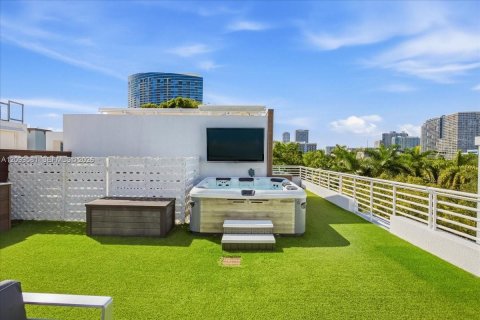 Touwnhouse à vendre à Miami, Floride: 3 chambres, 207.73 m2 № 2397466 - photo 9