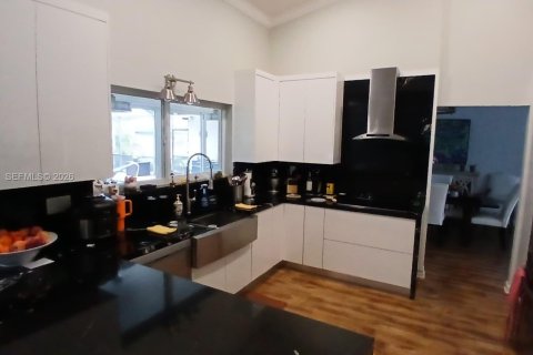 Купить виллу или дом в Саут-Майами, Флорида 4 спальни, 190.26м2, № 2048999 - фото 9