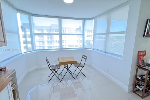 Copropriété à louer à North Miami Beach, Floride: 2 chambres, 112.69 m2 № 1998163 - photo 10