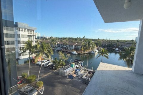 Copropriété à louer à North Miami Beach, Floride: 2 chambres, 112.69 m2 № 1998163 - photo 12