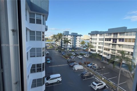 Copropriété à louer à North Miami Beach, Floride: 2 chambres, 112.69 m2 № 1998163 - photo 14