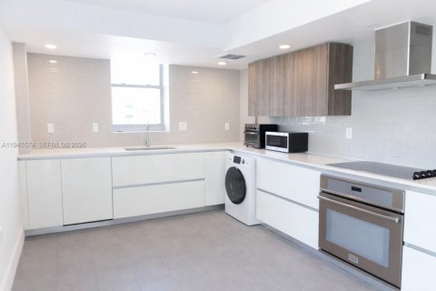 Купить кондоминиум в Бей-Харбор-Айлендс, Флорида 2 спальни, 123.1м2, № 2002007 - фото 2