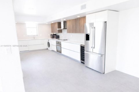 Купить кондоминиум в Бей-Харбор-Айлендс, Флорида 2 спальни, 123.1м2, № 2002007 - фото 3