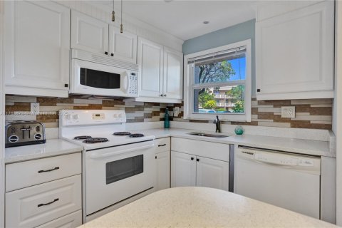 Condo in Sunrise, Florida, 2 bedrooms  № 1865261 - photo 12