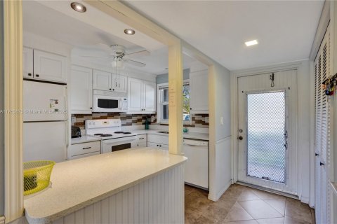 Condo in Sunrise, Florida, 2 bedrooms  № 1865261 - photo 17