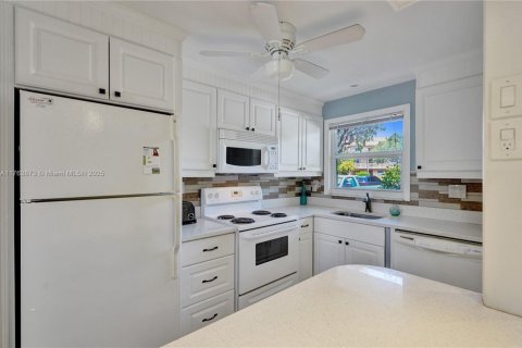 Condo in Sunrise, Florida, 2 bedrooms  № 1865261 - photo 16