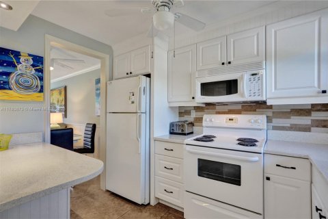 Condo in Sunrise, Florida, 2 bedrooms  № 1865261 - photo 15
