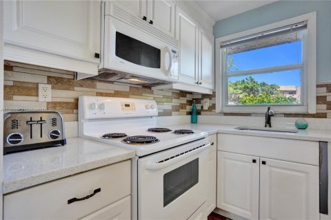 Condo in Sunrise, Florida, 2 bedrooms  № 1865261 - photo 13