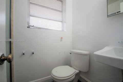 Casa en venta en Hollywood, Florida, 4 dormitorios, 185.06 m2 № 2044647 - foto 22