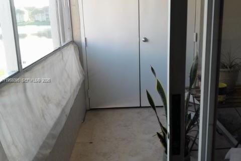 Снять в аренду кондоминиум в Окленд-Парк, Флорида 1 спальня, 74.69м2, № 2019669 - фото 5