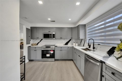 Villa ou maison à vendre à Hollywood, Floride: 3 chambres, 112.41 m2 № 1922908 - photo 10