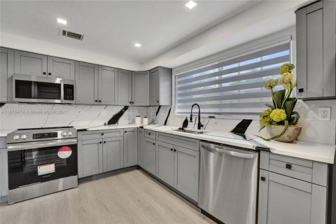 Villa ou maison à vendre à Hollywood, Floride: 3 chambres, 112.41 m2 № 1922908 - photo 12