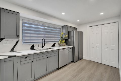 Villa ou maison à vendre à Hollywood, Floride: 3 chambres, 112.41 m2 № 1922908 - photo 16