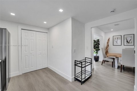 Villa ou maison à vendre à Hollywood, Floride: 3 chambres, 112.41 m2 № 1922908 - photo 13