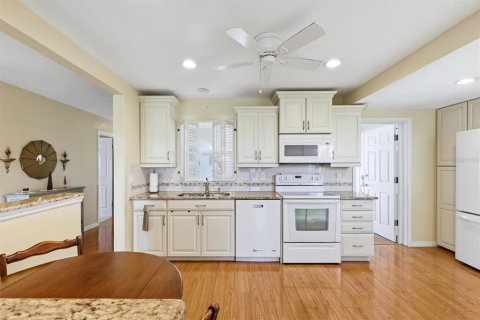 Condo in Sarasota, Florida, 2 bedrooms  № 2368715 - photo 15