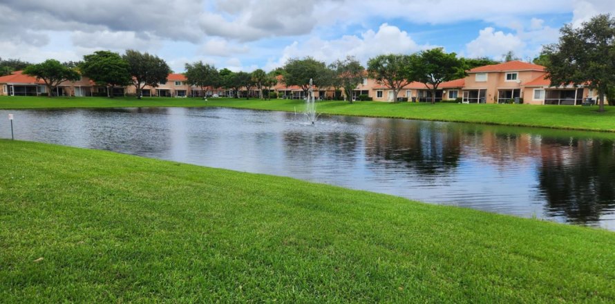 Townhouse in Boynton Beach, Florida 3 bedrooms, 148.27 sq.m. № 708487