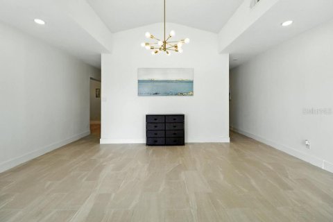 Casa en venta en Saint Petersburg, Florida, 5 dormitorios, 235.69 m2 № 1904735 - foto 4