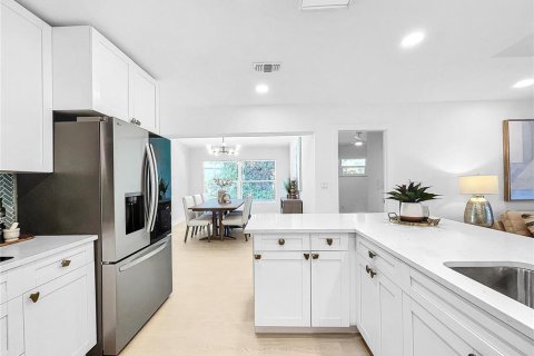 Casa en venta en Saint Petersburg, Florida, 5 dormitorios, 235.69 m2 № 1904735 - foto 5