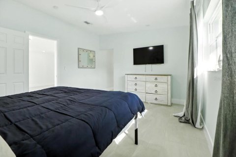 Casa en venta en Saint Petersburg, Florida, 5 dormitorios, 235.69 m2 № 1904735 - foto 16