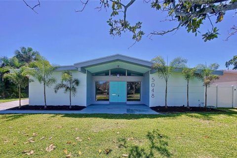 Casa en venta en Saint Petersburg, Florida, 5 dormitorios, 235.69 m2 № 1904735 - foto 1