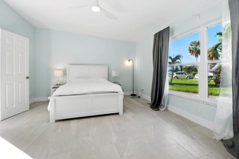 Casa en venta en Saint Petersburg, Florida, 5 dormitorios, 235.69 m2 № 1904735 - foto 25