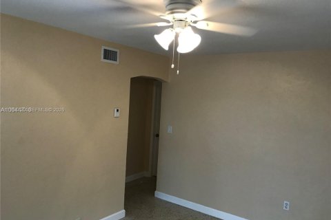 Villa ou maison à louer à Miami, Floride: 2 chambres, 81.29 m2 № 2021031 - photo 2