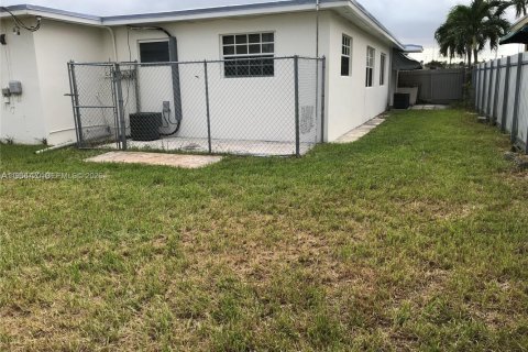 Villa ou maison à louer à Miami, Floride: 2 chambres, 81.29 m2 № 2021031 - photo 3