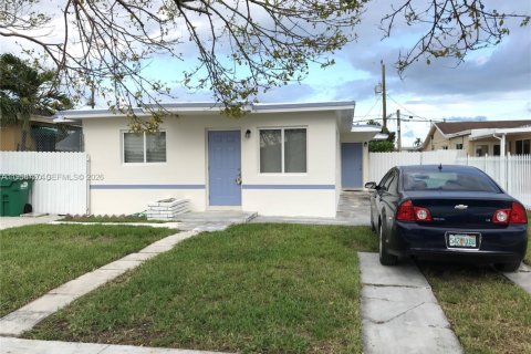 Villa ou maison à Miami, Floride 2 chambres, 81.29 m2 № 2021031