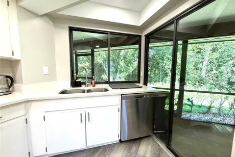 Condo in Palm Harbor, Florida, 2 bedrooms № 2225895 - photo 13