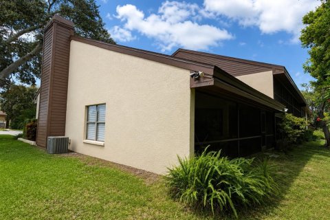 Condo in Palm Harbor, Florida, 2 bedrooms № 2225895 - photo 29
