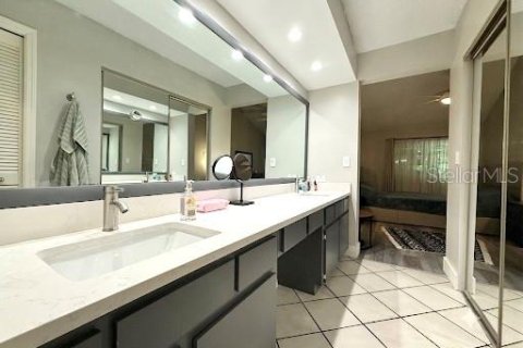 Condo in Palm Harbor, Florida, 2 bedrooms № 2225895 - photo 19