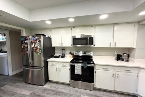 Condo in Palm Harbor, Florida, 2 bedrooms № 2225895 - photo 11