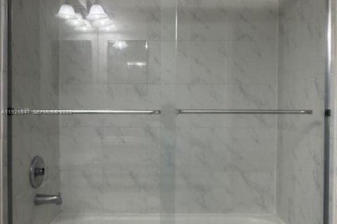 Condo in Coconut Creek, Florida, 2 bedrooms № 2054495 - photo 15