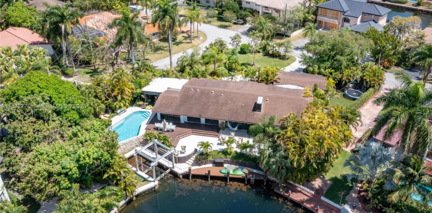 Villa ou maison à Coral Gables, Floride 4 chambres, 251.77 m2 № 1923999