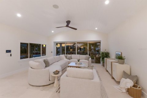 Купить виллу или дом в Холмс-Бич, Флорида 13 комнат, 243.87м2, № 1826481 - фото 17