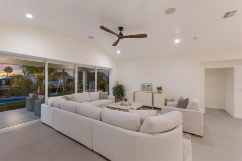 Купить виллу или дом в Холмс-Бич, Флорида 13 комнат, 243.87м2, № 1826481 - фото 18