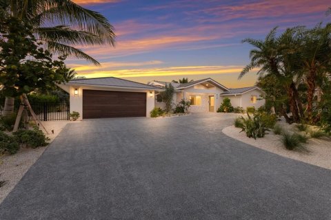 Купить виллу или дом в Холмс-Бич, Флорида 13 комнат, 243.87м2, № 1826481 - фото 1