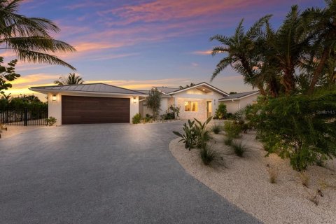 Купить виллу или дом в Холмс-Бич, Флорида 13 комнат, 243.87м2, № 1826481 - фото 2