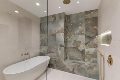 Купить виллу или дом в Холмс-Бич, Флорида 13 комнат, 243.87м2, № 1826481 - фото 30