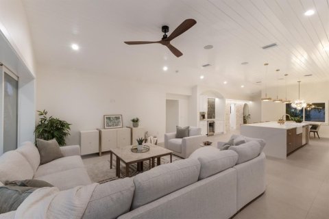 Купить виллу или дом в Холмс-Бич, Флорида 13 комнат, 243.87м2, № 1826481 - фото 19