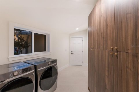 Купить виллу или дом в Холмс-Бич, Флорида 13 комнат, 243.87м2, № 1826481 - фото 22