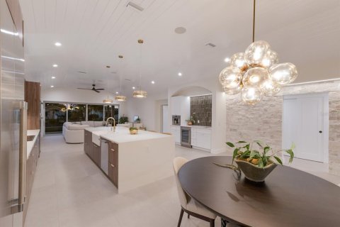 Купить виллу или дом в Холмс-Бич, Флорида 13 комнат, 243.87м2, № 1826481 - фото 13