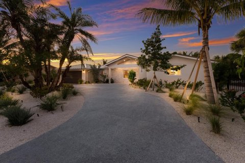 Купить виллу или дом в Холмс-Бич, Флорида 13 комнат, 243.87м2, № 1826481 - фото 4