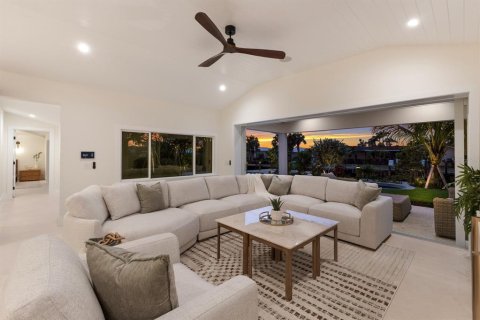 Купить виллу или дом в Холмс-Бич, Флорида 13 комнат, 243.87м2, № 1826481 - фото 21