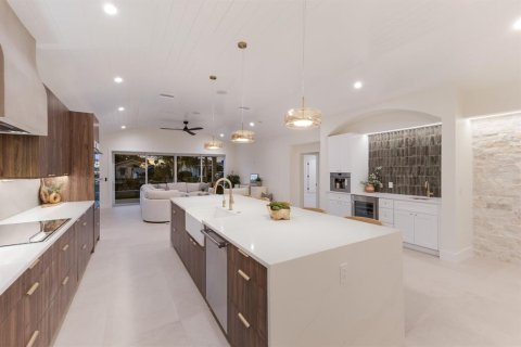 Купить виллу или дом в Холмс-Бич, Флорида 13 комнат, 243.87м2, № 1826481 - фото 12