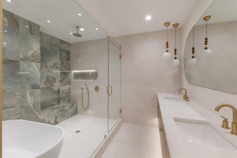 Купить виллу или дом в Холмс-Бич, Флорида 13 комнат, 243.87м2, № 1826481 - фото 29