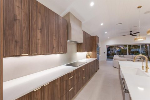 Купить виллу или дом в Холмс-Бич, Флорида 13 комнат, 243.87м2, № 1826481 - фото 11