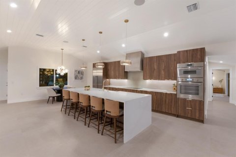 Купить виллу или дом в Холмс-Бич, Флорида 13 комнат, 243.87м2, № 1826481 - фото 16