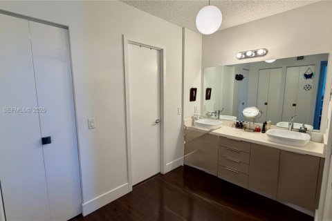 Condo in Aventura, Florida, 2 bedrooms  № 2265077 - photo 16