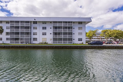 Condominio en venta en North Miami Beach, Florida, 2 dormitorios, 103.12 m2 № 1700521 - foto 4